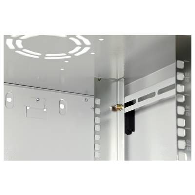 Het interieur van een metalen kast met een gemonteerde elektronische component en steunbeugels, waarbij licht doorheen de geventileerde bovenkant schijnt.