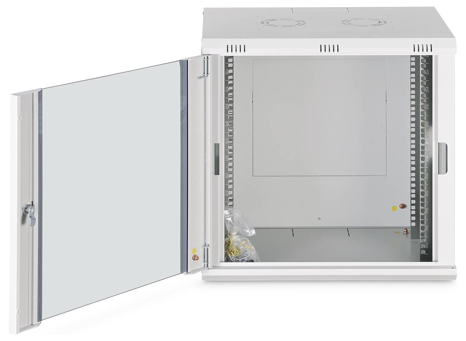 Een witte metalen serverrack kast met een open deur, waarop een lege binnenkant en montagerails te zien zijn, geschikt voor de installatie van netwerkinfrastructuurapparatuur.
