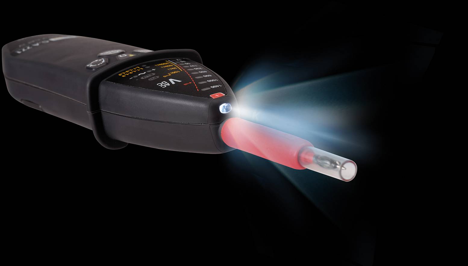 Elektrisch meetapparaat met een rode, verlichte sensor die spanning meet. Het apparaat toont details op een digitaal scherm.