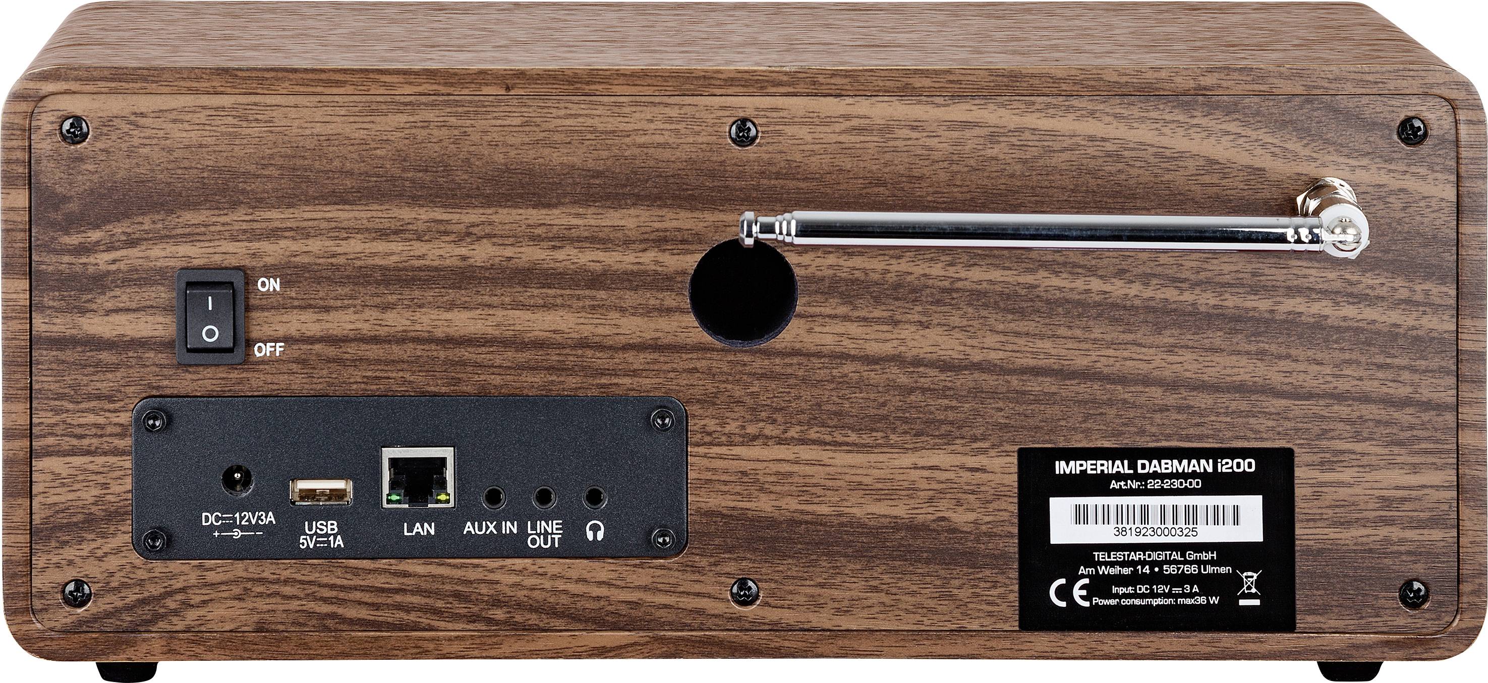 Achterkant van een houten radio met antenne, netschakelaar, LAN-poort, USB, AUX in/uit en stroomaansluiting. Model: 'IMPERIAL DABMAN i200'.