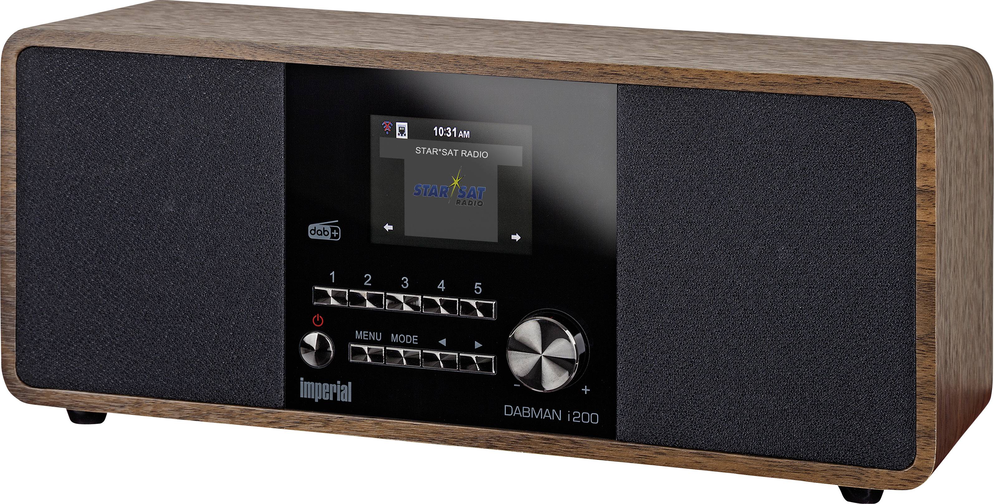 Digitale radio met bruine houten behuizing. Een groot display toont 'STAR/SAT RADIO'. Knoppen en toetsen voor zenderselectie en bediening.