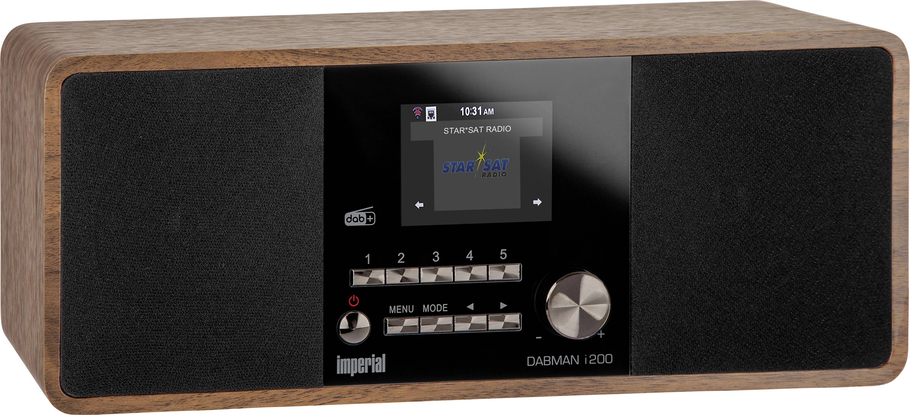 Een retro digitaal radio met een houten behuizing en zwarte voorkant. Het toont een digitaal display met 'Star Sat Radio' en bedieningselementen daaronder.