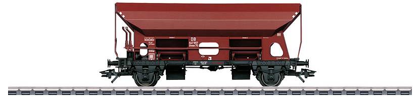 Een rode goederenwagon met open bovenkant, geschikt voor het vervoeren van bulkmaterialen, staat tentoongesteld op een spoor tegen een neutrale achtergrond.