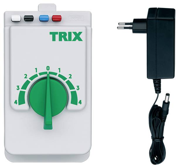 Een witte Trix modeltreincontroller met een groene schijf met opschrift 0-4 en drie gekleurde knoppen. Vergezeld van een zwarte stroomadapter.