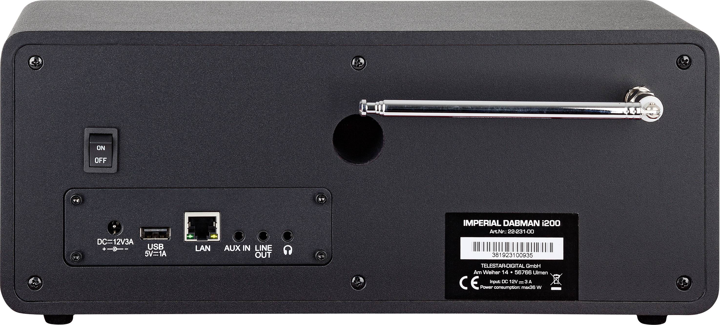 De achterkant van een elektrisch apparaat met een aan-/uitschakelaar, aansluitingen voor LAN, AUX en USB, evenals modelnummer en fabrikantinformatie.