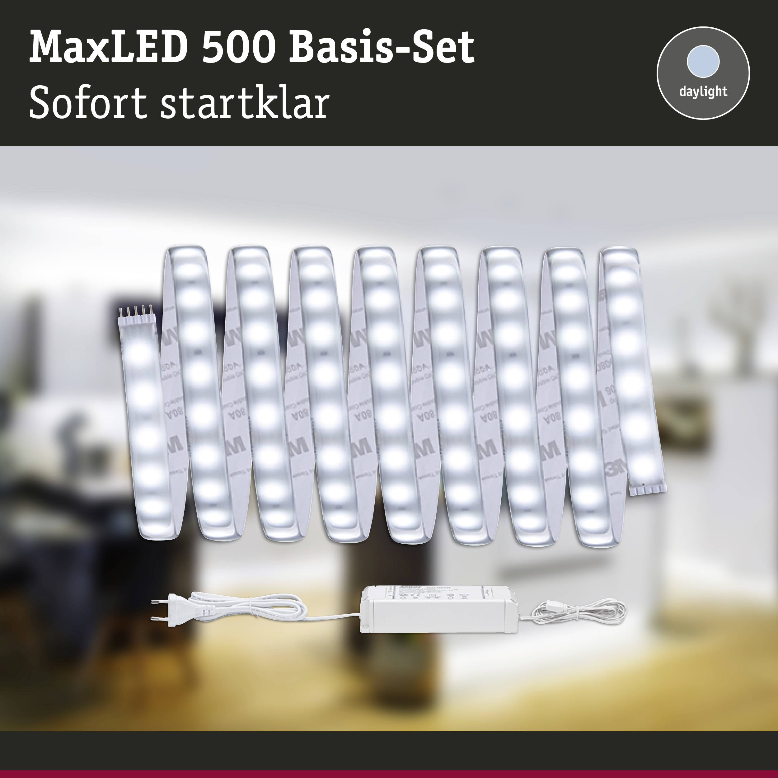 MaxLED 500 Basisset: LED-lichtstrip en voeding op onscherpe achtergrond. Tekst: 'Direct klaar voor gebruik'.