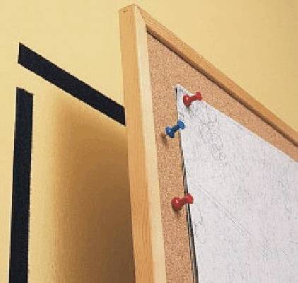 Een prikbord aan een gele muur met twee rode en één blauwe punaise die een wit vel papier vastzetten.