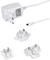 Voedingsadapter met verwisselbare adapters voor verschillende stopcontactformaten en een oplaadkabel met micro-USB-aansluiting.