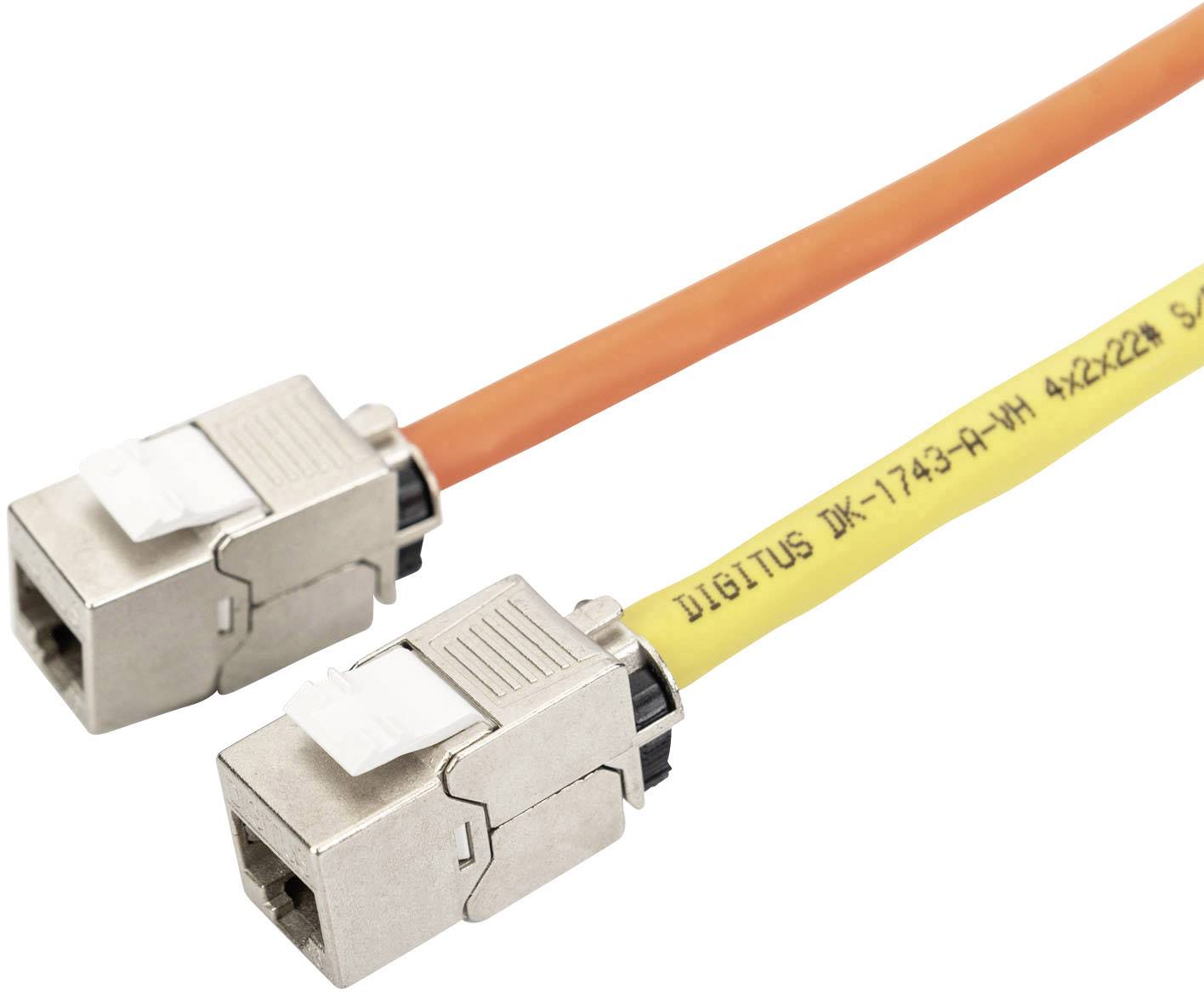 'Twee netwerkkabels met RJ45-connectoren, één oranje, de andere geel. Beide connectoren zitten in metalen beschermmoeren voor Ethernet-verbindingen.'