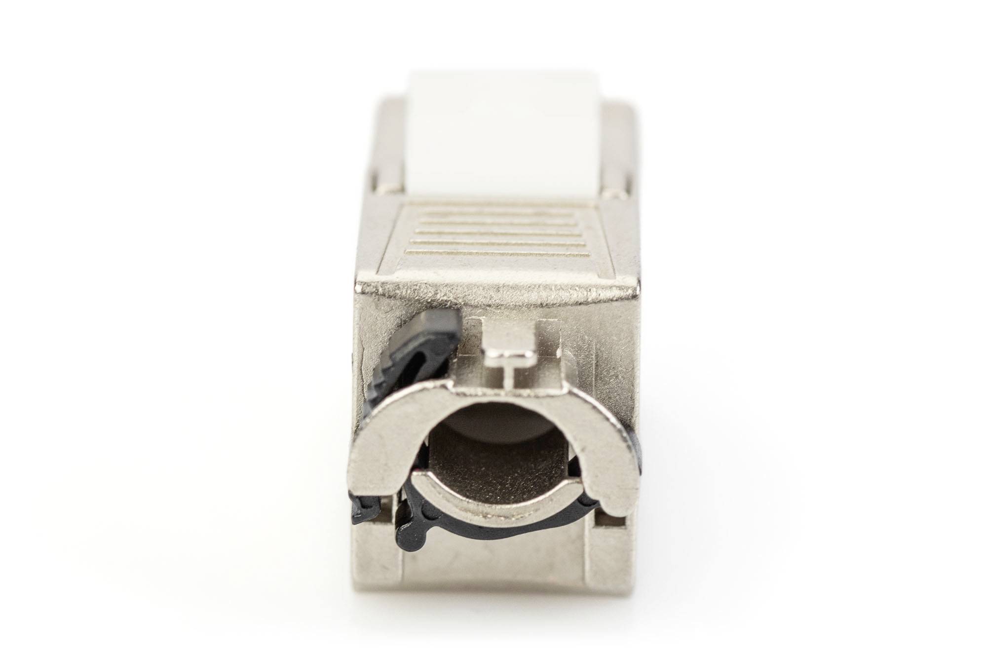 Een close-up van een metalen Keystone-module voor netwerkverbindingen, die laat zien hoe kabelaansluitingen kunnen worden geconfigureerd.