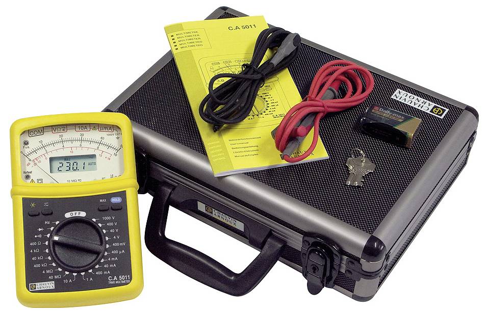 Een gele multimeter met een display dat '230 V' aangeeft, ligt naast een zwarte koffer. Hierbij zijn twee kabels en een sleutel.