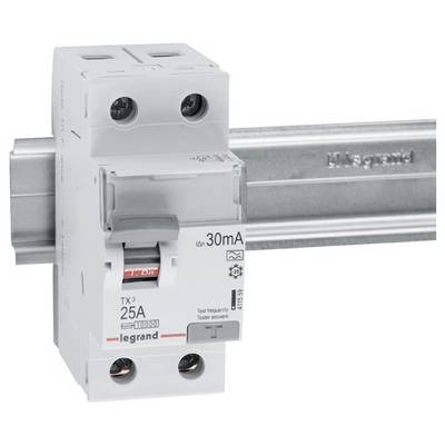 Een witte 25A-aardlekschakelaar van Legrand, gemonteerd op een DIN-rail. Geschikt voor elektrische veiligheid met een lekstroom van 30mA.