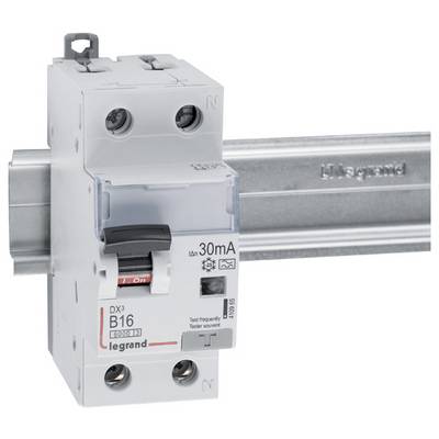 Een grijze installatieautomaat van Legrand met de aanduiding 'B16' gemonteerd op een DIN-rail.