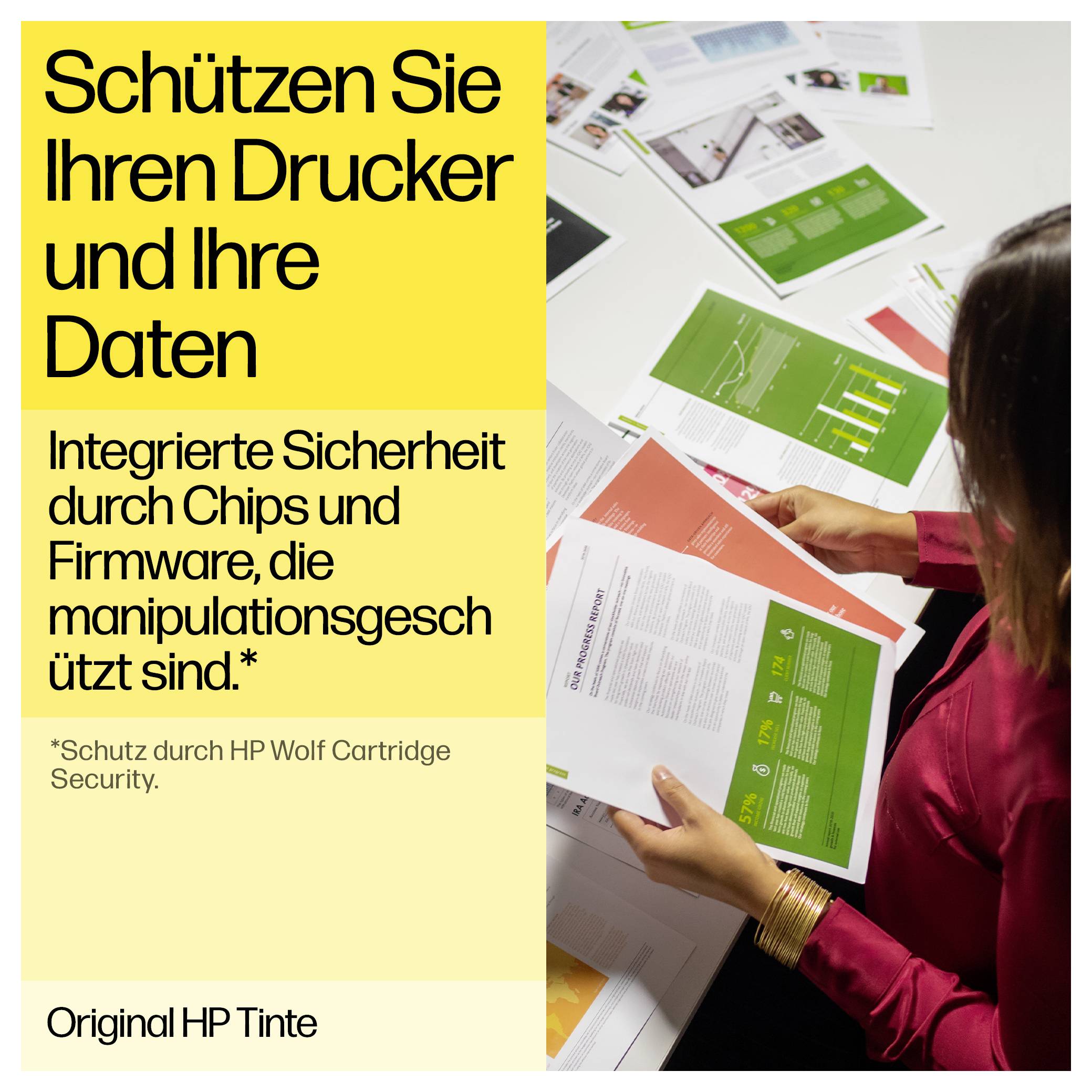 HP-printerbeveiliging met Duitse tekst 'Schützen Sie Ihren Drucker und Ihre Daten' naast een persoon die gedrukte pagina's controleert.