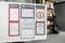 'Whiteboard met diagrammen en informatie: Prestatie, centrale gegevens, informatie, teamvergadering om 11:30 in lokaal 3.'