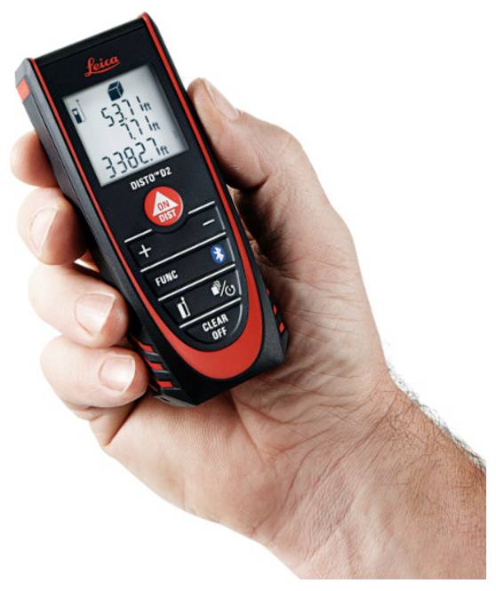 Een hand die een rode en zwarte Leica DISTO D2 laserafstandsmeter vasthoudt met drie metingen in meters op het scherm.