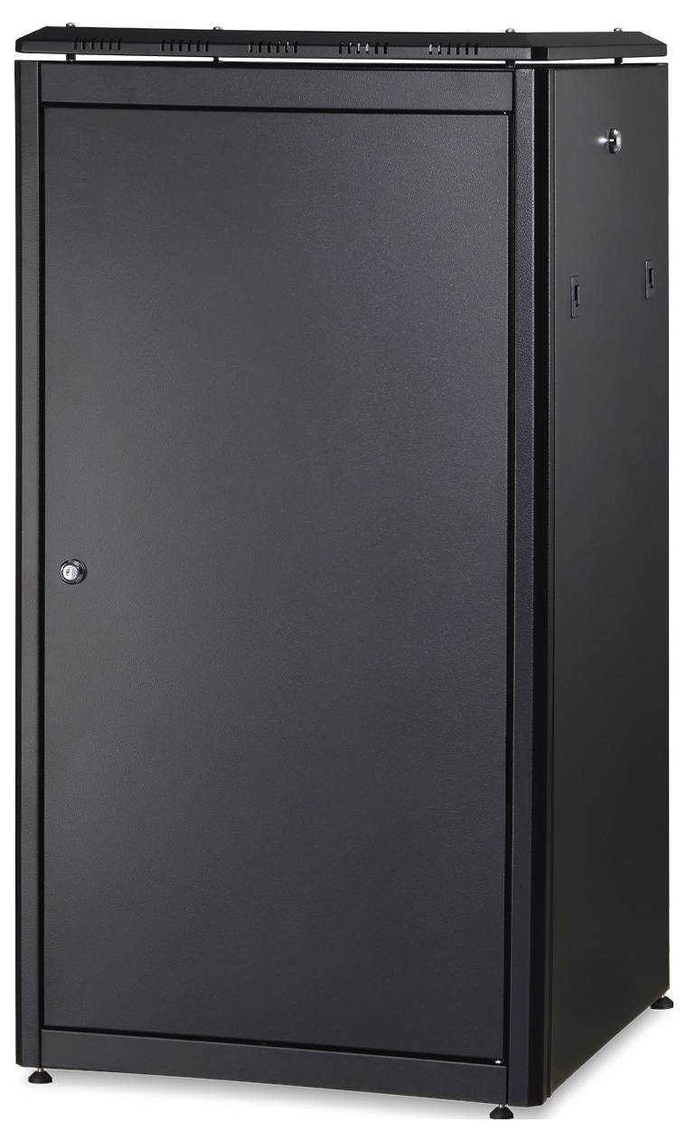 Een hoge, zwarte metalen kast met één deur en slot, geschikt voor het opbergen van elektronische apparaten of servers.