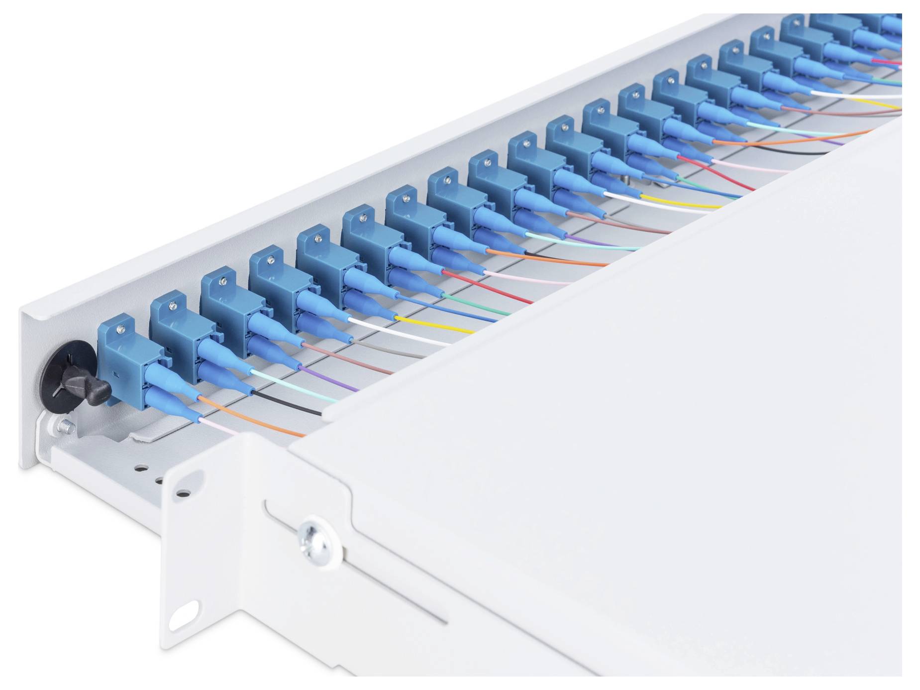LWL-verdeelveld met meerdere blauw-ingekapselde aansluitmodules en kleurgecodeerde kabels voor de organisatie van glasvezelnetwerken.
