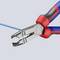 Een rode en blauwe striptang snijdt een blauw kabel. Hij is geplaatst op een lichtgrijze achtergrond.