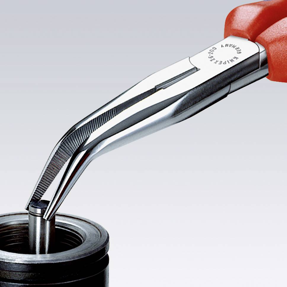 Close-up van een rode tang die boven een metalen object wordt gehouden dat eruitziet als een schroefdraad-inzetstuk.