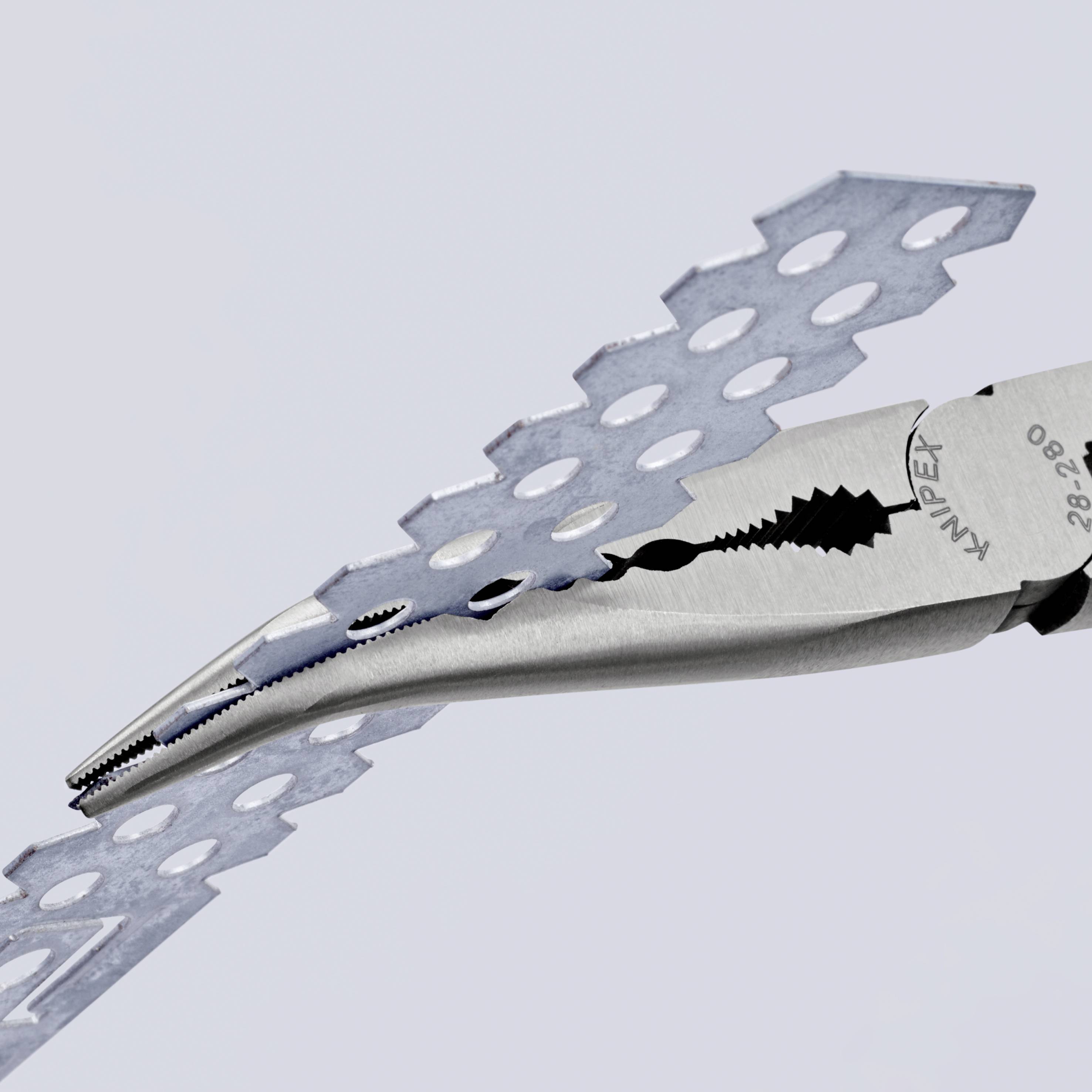 Een grijze multitool met een gebogen, getande lemmet, omgeven door geperforeerde metalen schijven, zweeft voor een grijze achtergrond.