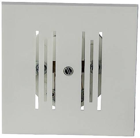 Vierkante witte ventilatieopening met verticale sleuven, centraal gemonteerde schroef. Geschikt voor wand- of plafondmontage.