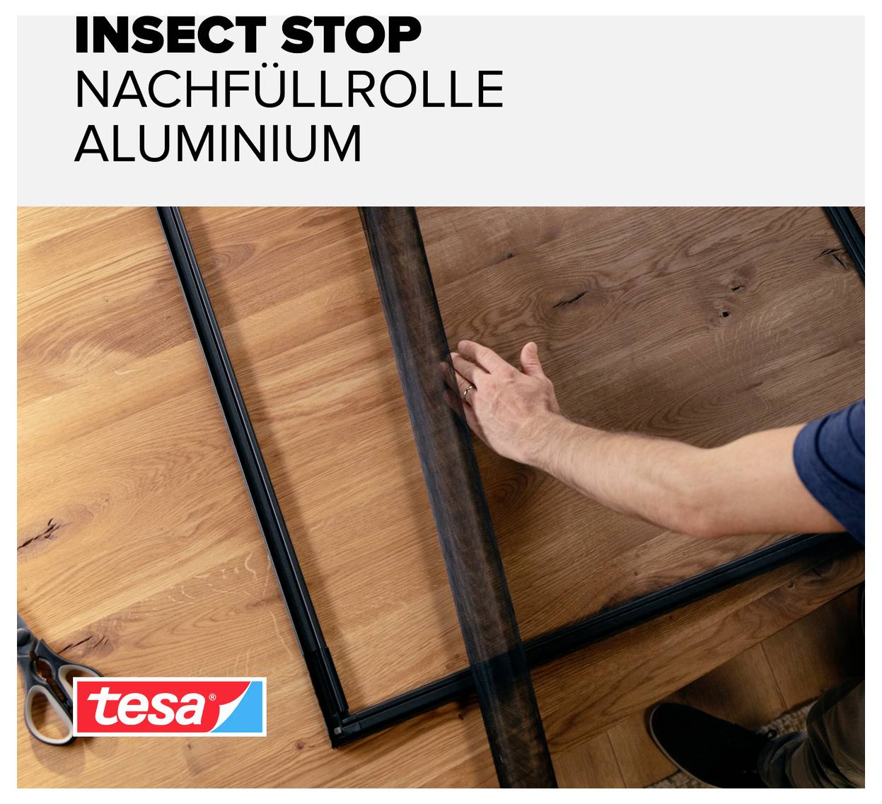 Person spant insectengaas in een aluminiumen frame; Tekst: 'INSECT STOP NAVULROL ALUMINIUM', Tesa-logo.