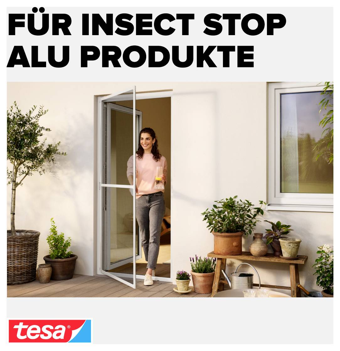 Advertentie voor tesa: Vrouw staat in open terrasdeuren; tekst 'VOOR INSECT STOP ALU PRODUCTEN' promoot insectenbescherming voor aluminiumprofilen.