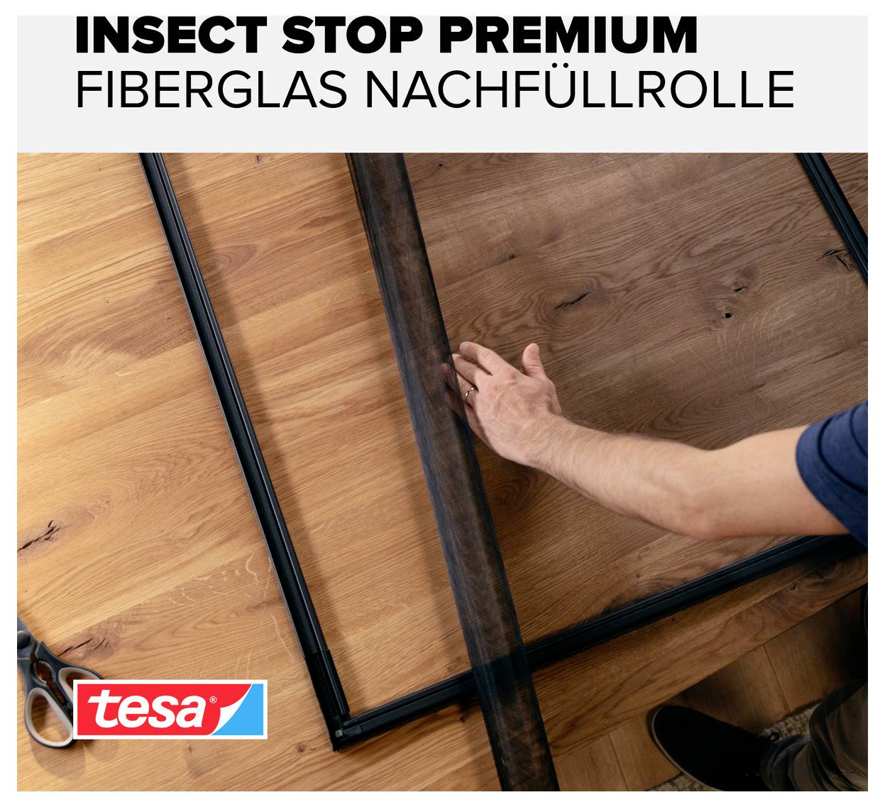 Persoon spant een zwart insectenbeschermings-fiberglas gaas in een raamkozijn; tekst: 'INSECT STOP PREMIUM FIBERGLAS NAVULROL', tesa-logo.