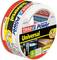 Een rol 'tesa extra Power Universal' plakband, 10m x 50mm, te zien terwijl deze een doos verzegelt en een autolicht bevestigt. Verpakking is voornamelijk rood en geel.