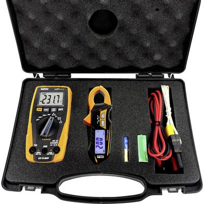 Een draagbare elektrische testkit in een schuimvoering, inclusief een digitale multimeter, stroomtang, meetpennen, batterijen en kabels.
