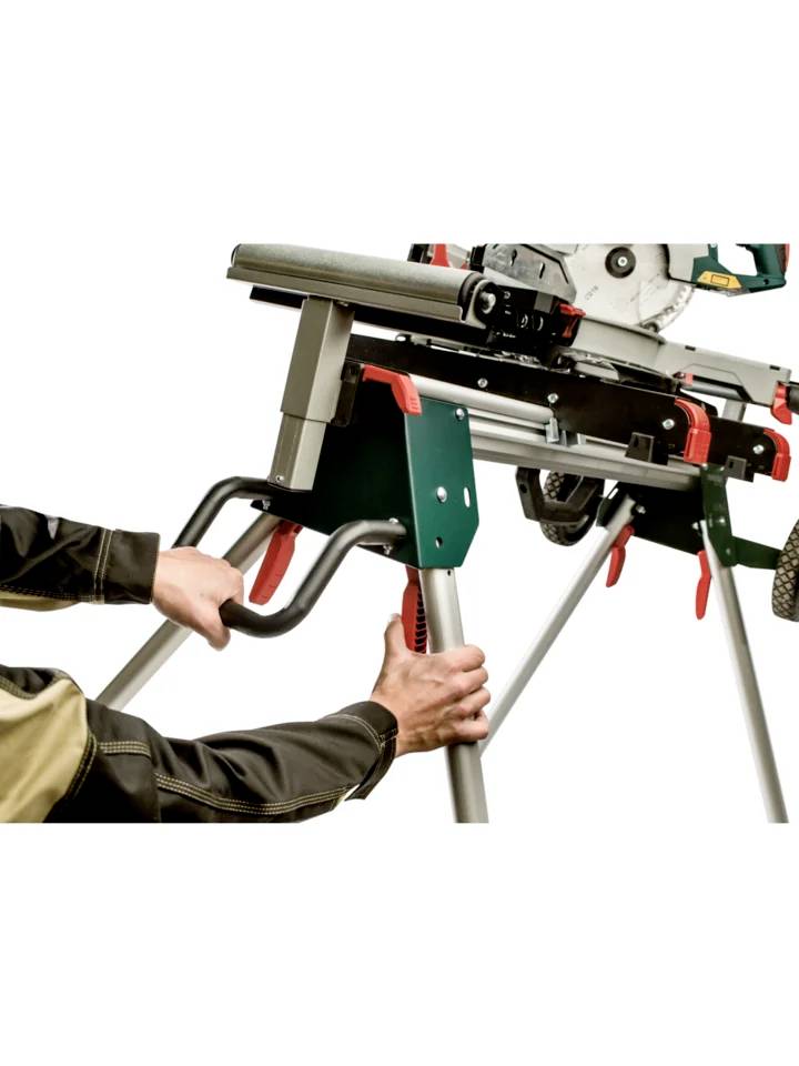 Een zaag wordt gemonteerd op een opvouwbaar metalen frame. Handen stellen de hoogte van het frame bij.