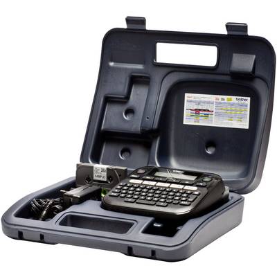 Labelprinter in een open koffer met gebruiksaanwijzing, voedingsadapter en etikettenpatroon aan de binnenkant. Perfect voor kantoororganisatie.