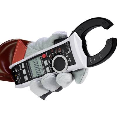 Een gehandschoende hand houdt een digitaal multimeter met tang, bedoeld voor het meten van elektrische waarden en ter verhoging van de veiligheid bij werkzaamheden.