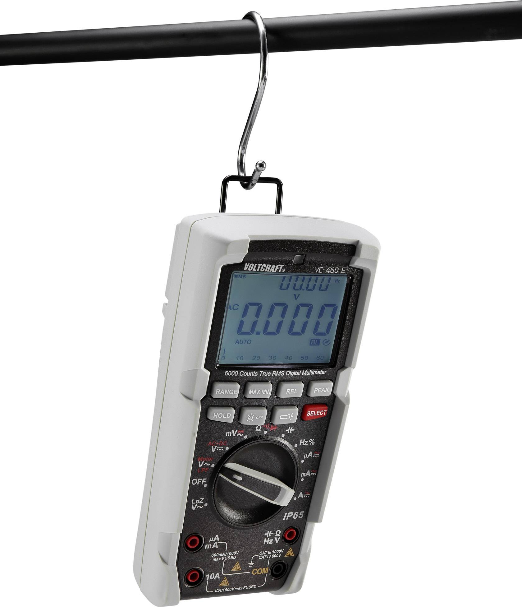 Een digitale multimeter hangt aan een metalen haak. Het toont een display met verschillende meetfuncties en is klaar voor gebruik.