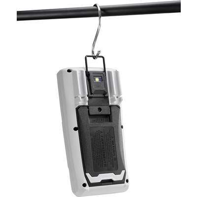 Een draagbare LED-lamp hangt aan een metalen haak. Hij is geschikt voor handsfree verlichting in werkplaatsen of garages.