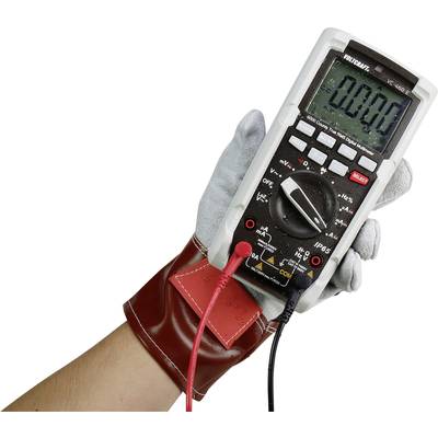 'Hand met beschermende handschoen houdt een multimeter met afleesbaar display vast, dat nul aangeeft. Rode en zwarte meetkabels zijn aangesloten.'