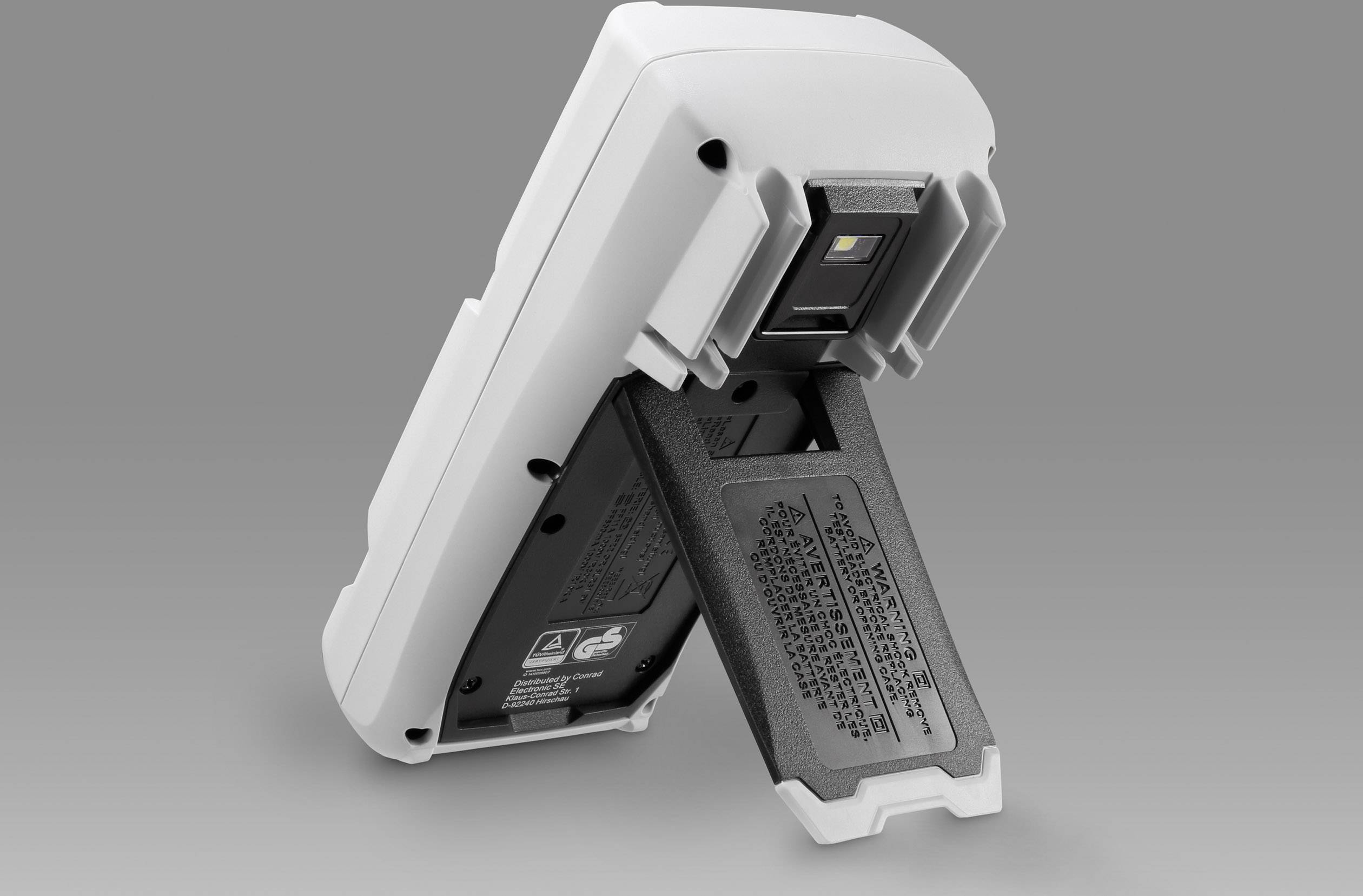 Een draagbaar leesapparaat met uitklapbare standaard en een zichtbare barcodescanner aan de achterkant, tegen een grijze achtergrond.