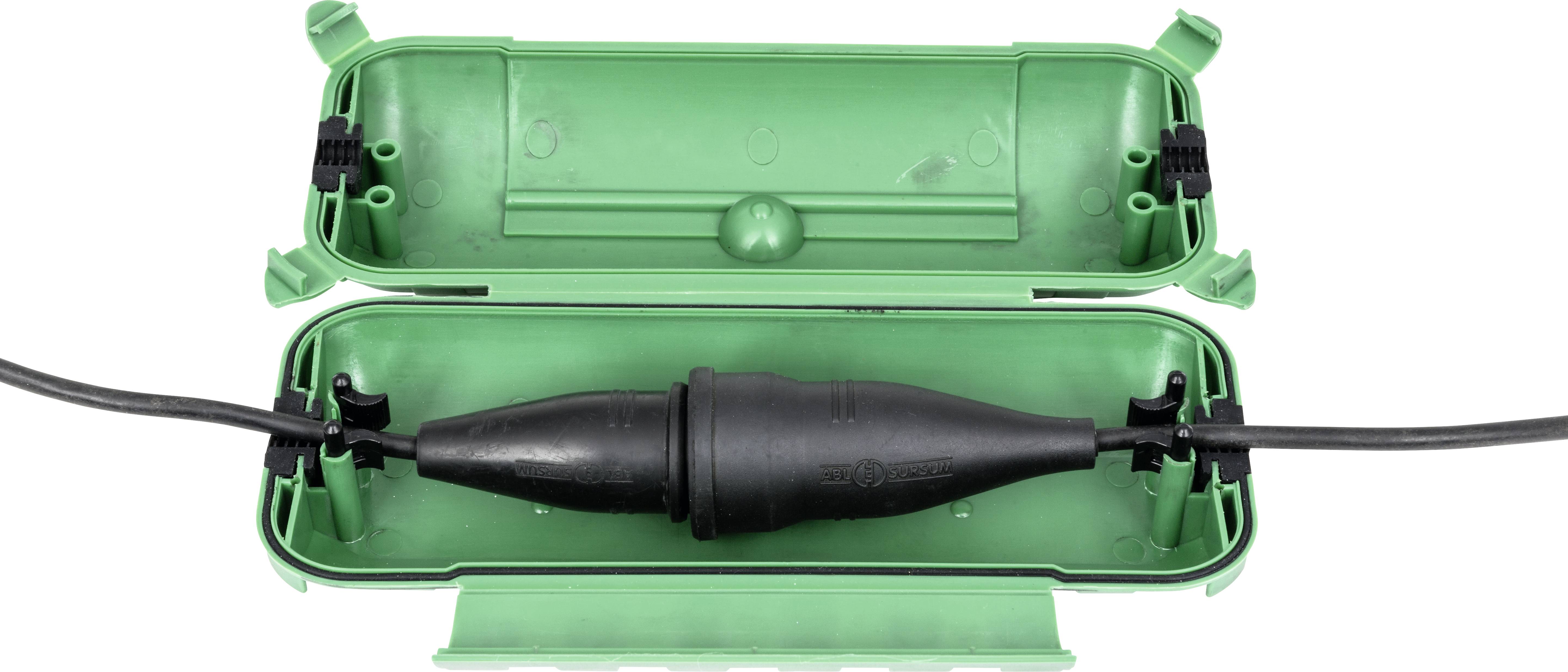 Een groene, open kabelconnector met een zwarte stekker aan de binnenkant, toont een veilige oplossing voor kabelverbindingen in de buitenlucht.