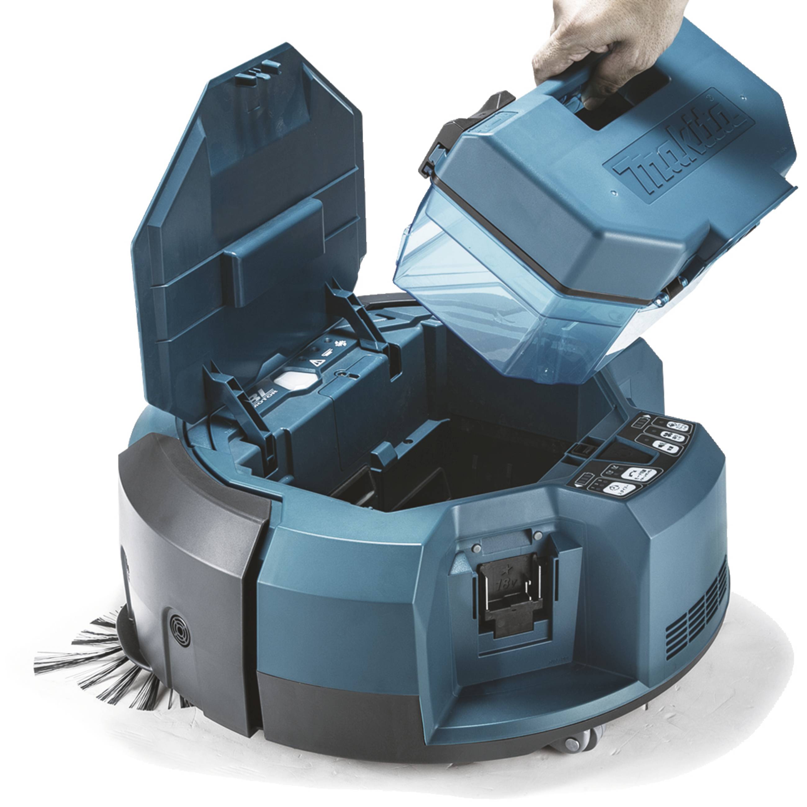 Een robotstofzuiger met open deksel. Een hand verwijdert een blauwe container. Apparaatknoppen en rondborstel zijn zichtbaar.