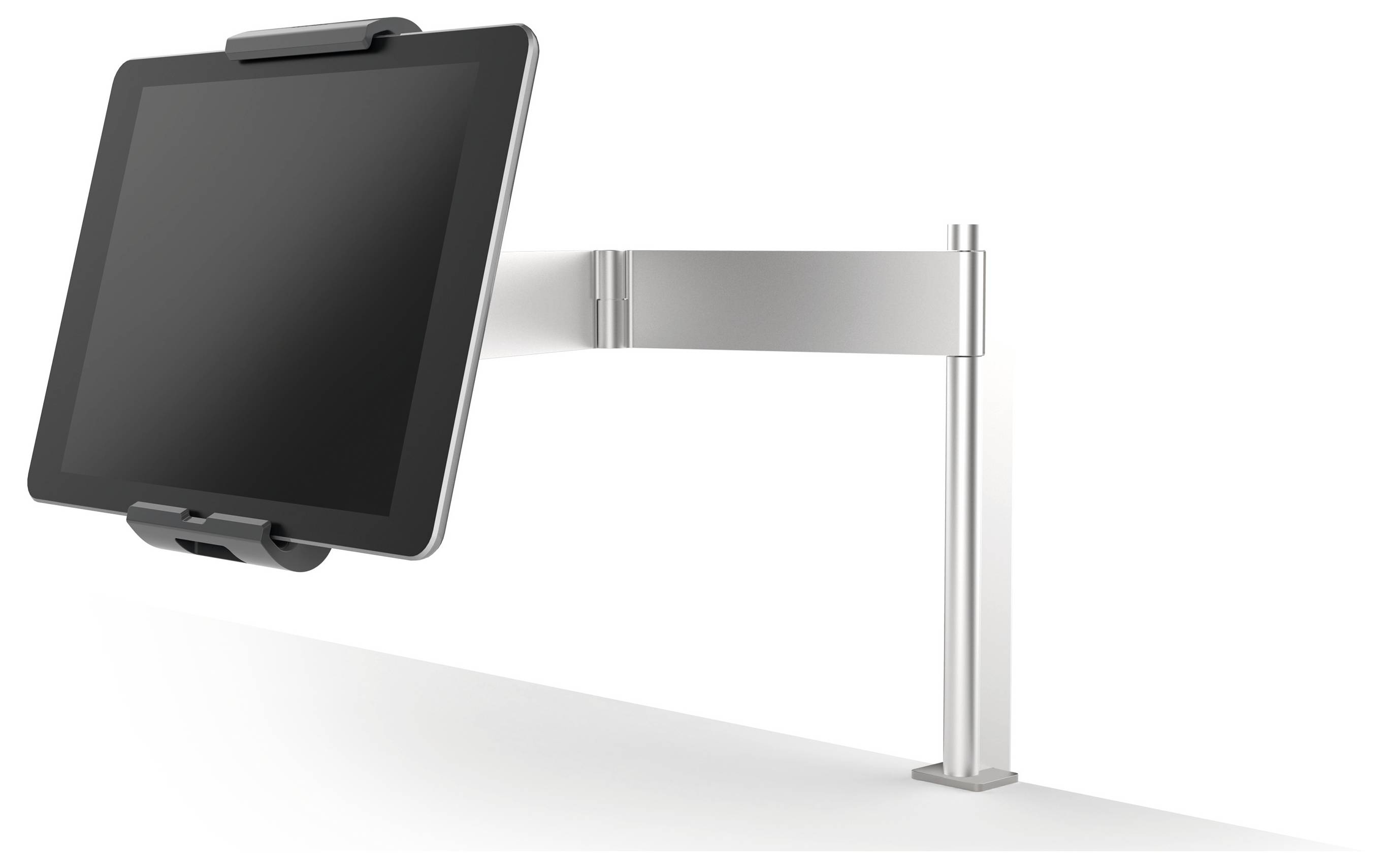 Een verstelbare monitorarm die aan een tafel is bevestigd, houdt een beeldscherm vast. De arm is modern en zilverkleurig.