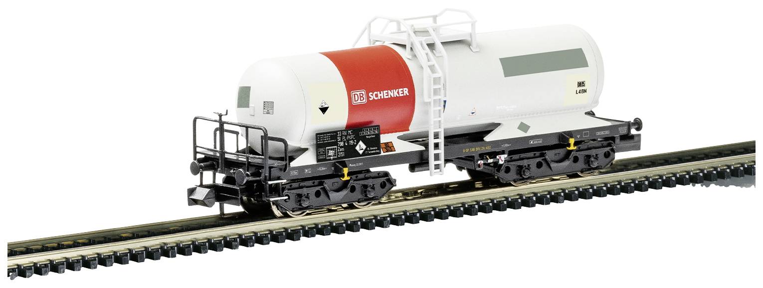 Een modelmatige weergave van een ketelwagen van DB Schenker op een spoorsectie, met een rode en witte tank en een zwart onderstel.