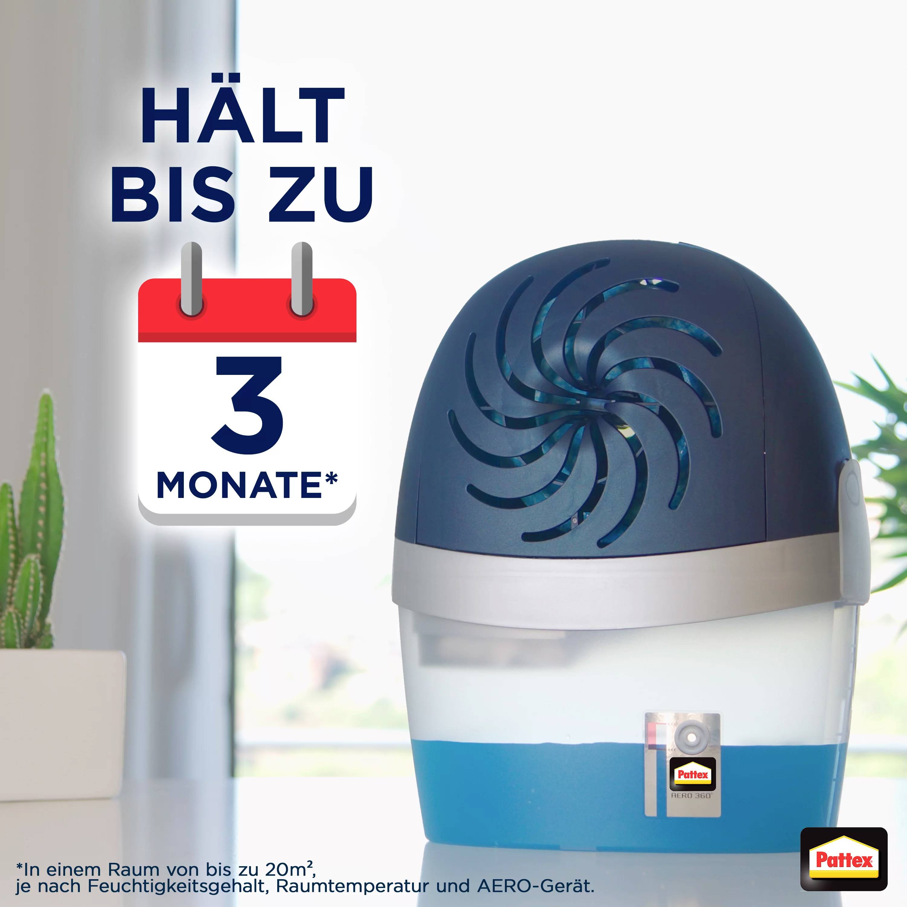 Ontvochtiger met blauw water in de container. Tekst: 'Houdt tot 3 maanden*'. Op de achtergrond onscherpe plant. Merk: Pattex.