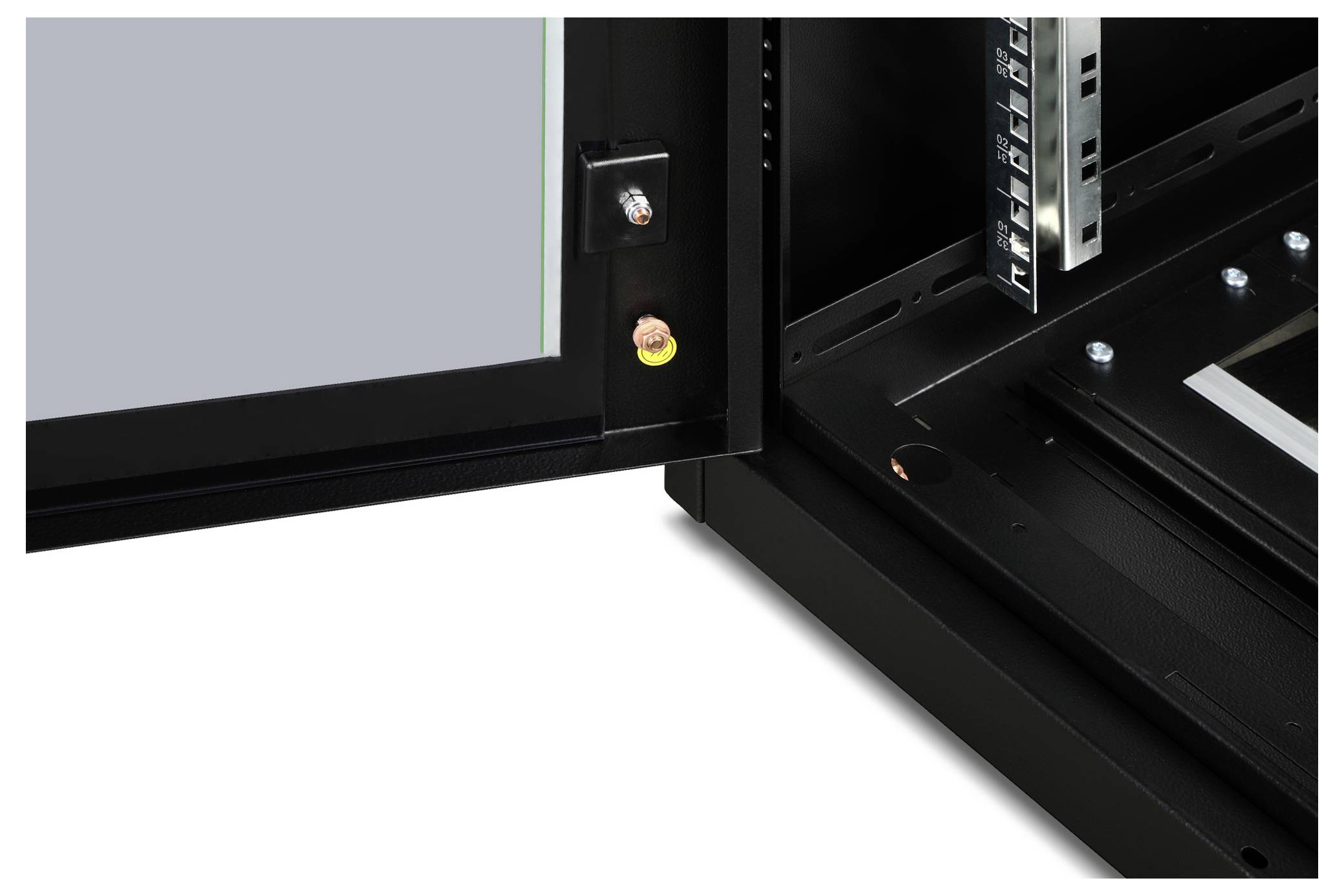 Een open zwart behuizing met zichtbare schroeven, frame en kabelverbindingen. Mogelijke toepassing: technische inbouw.