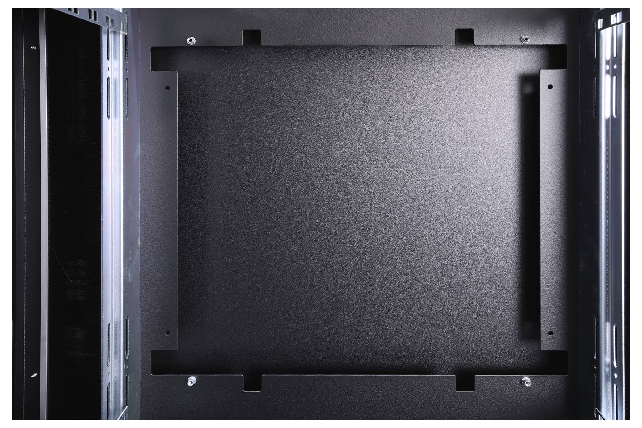 Een lege zwarte serverrack met metalen frame en zijdelingse bevestigingspunten, klaar voor hardware-installatie.