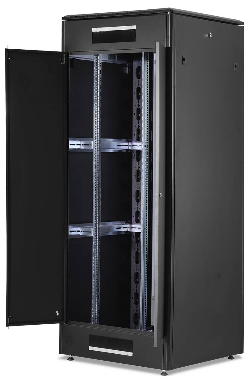 Een zwarte, lege serverrack-kast met een open deur, die ruimte biedt voor de installatie van IT-apparatuur.