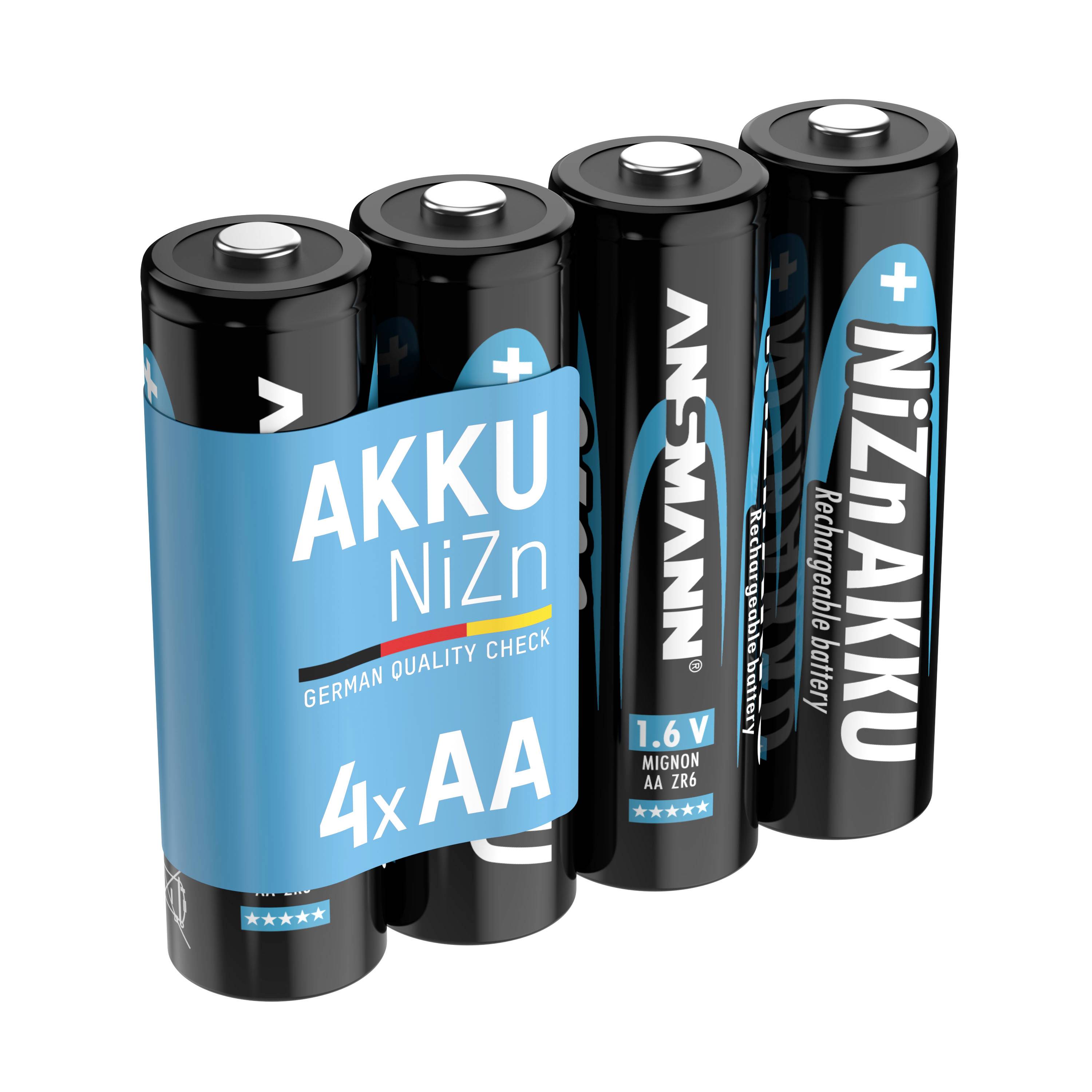 Vier zwarte AA-batterijen met een blauwe behuizing, voorzien van het opschrift 'AKKU NiZn', staan naast elkaar.