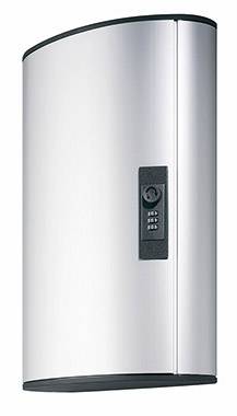 Een moderne, wandgemonteerde elektrische boiler in zilverkleurige afwerking, met een kleine display en zwarte accenten.