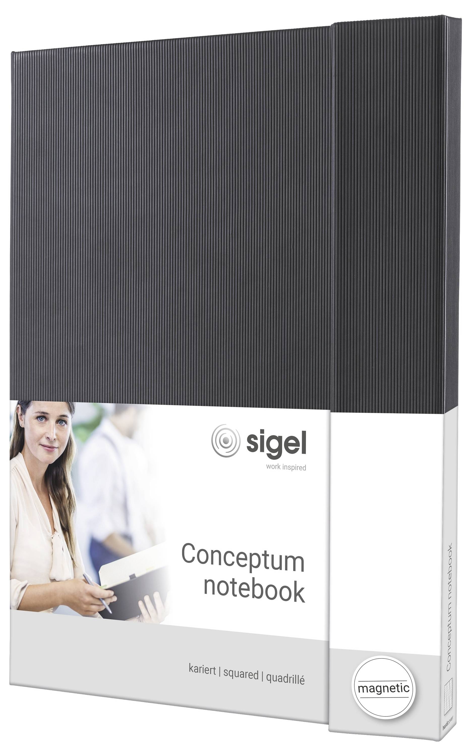 Productverpackaging voor een Sigel Conceptum notitieboek met een zwart omslag en wit etiket met het merklogo, naam van het notitieboek en een magnetisch insigne.