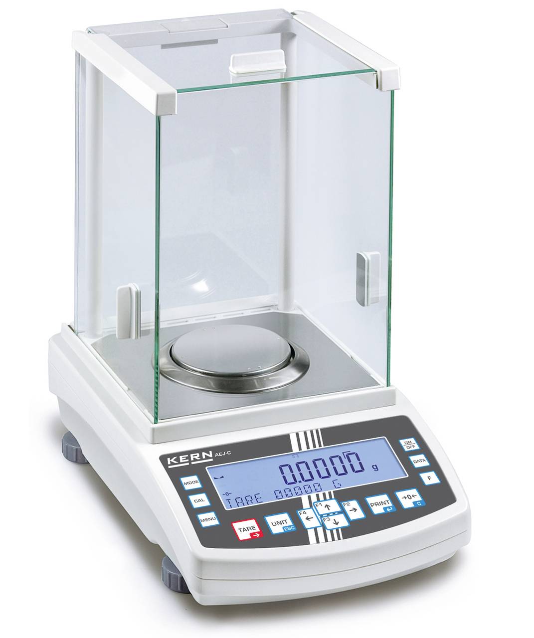 Een digitale laboratoriumweegschaal met glazen deksel op een beurs of in een laboratorium. Een heldere display geeft de nulstand aan.